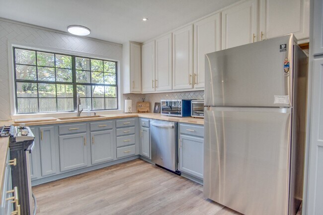 Building Photo - Modern and updated 3/ 2 bath ranch home in Old Hickory Subdivision of SW Pensacola Near NAS and P...
