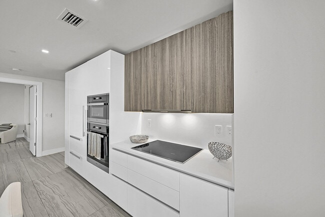 Building Photo - 730 N Ocean Blvd