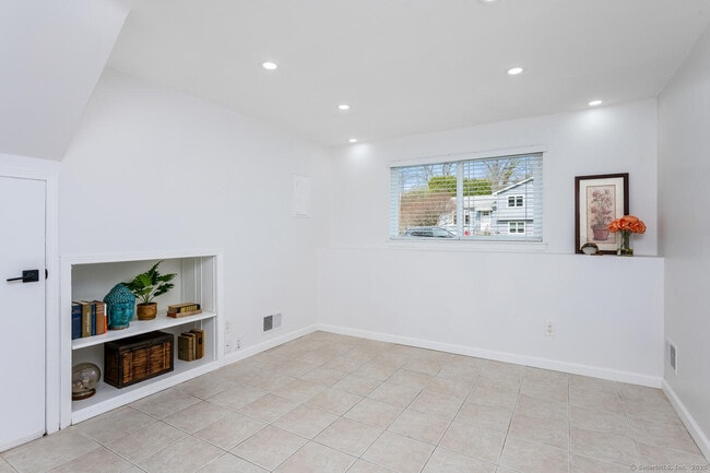 Building Photo - 14 Amherst Rd