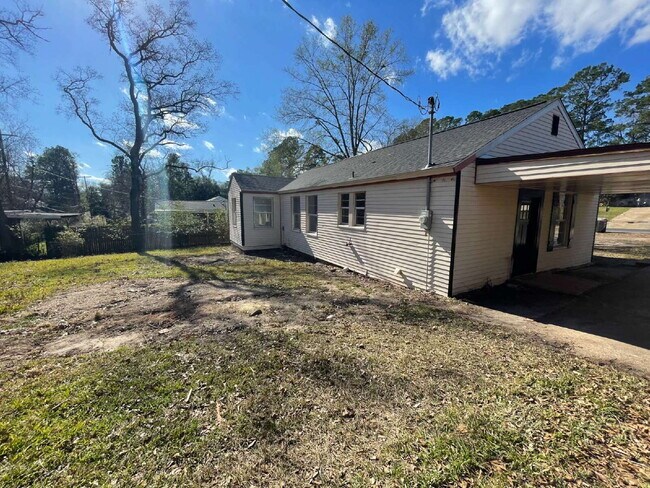 Building Photo - 3 bedroom, 1 bath home.