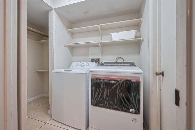 Building Photo - 3812 Redbud Dr
