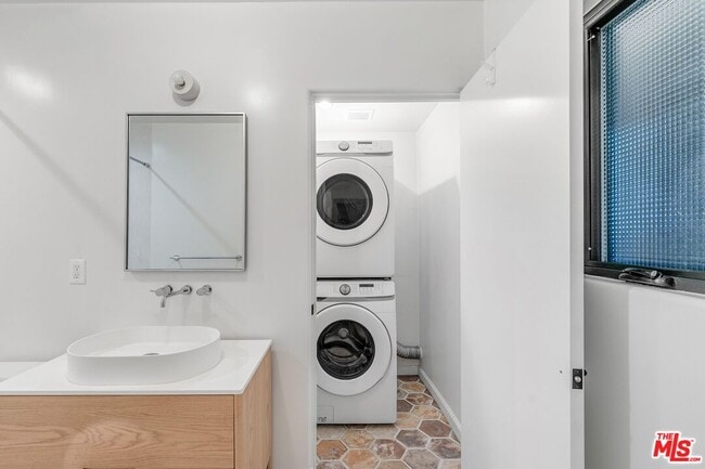 Building Photo - 3206 Larissa Dr