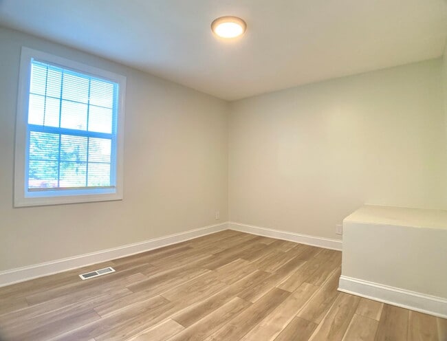 Building Photo - 47 Maple St