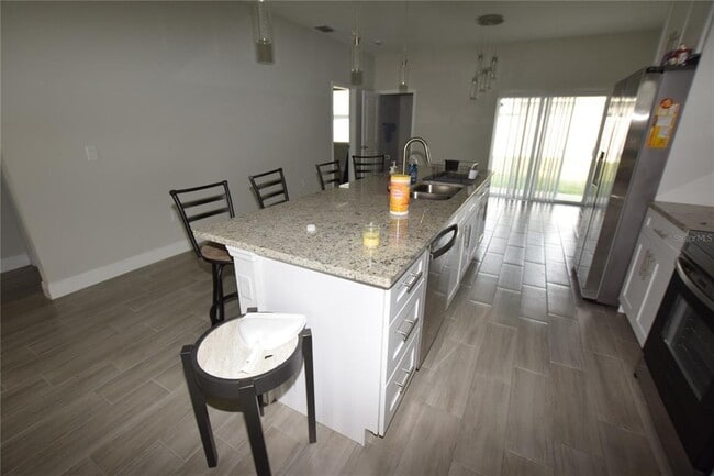 Building Photo - 642 Desmoines Ct