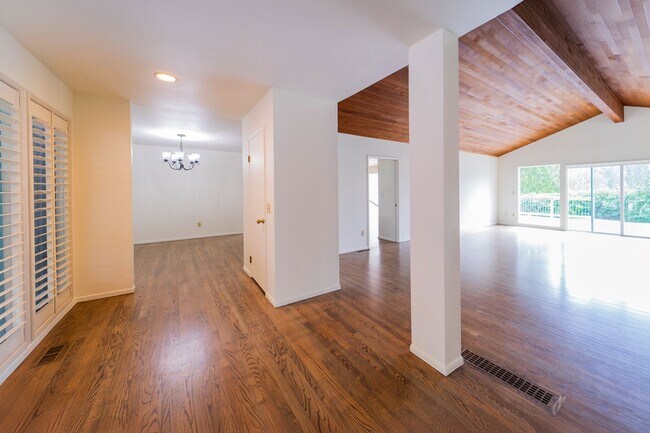 Building Photo - 4-Bedroom Luxury Home for Rent by Portland...