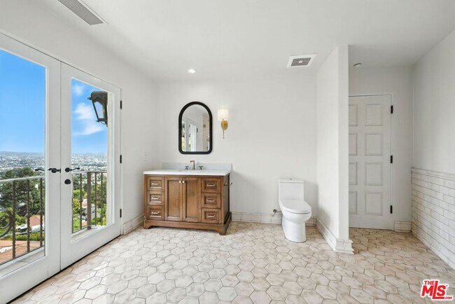 Building Photo - 1675 Woods Dr