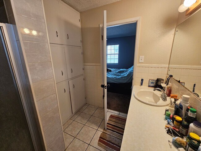 Building Photo - Beautiful 4 Bedroom / 2 Bath Large Home wi...