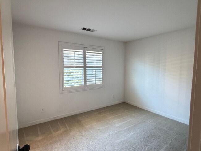 Building Photo - Modern, Spacious 3BR/4BA Home with Exceptional Freeway Access & Nearby Nature