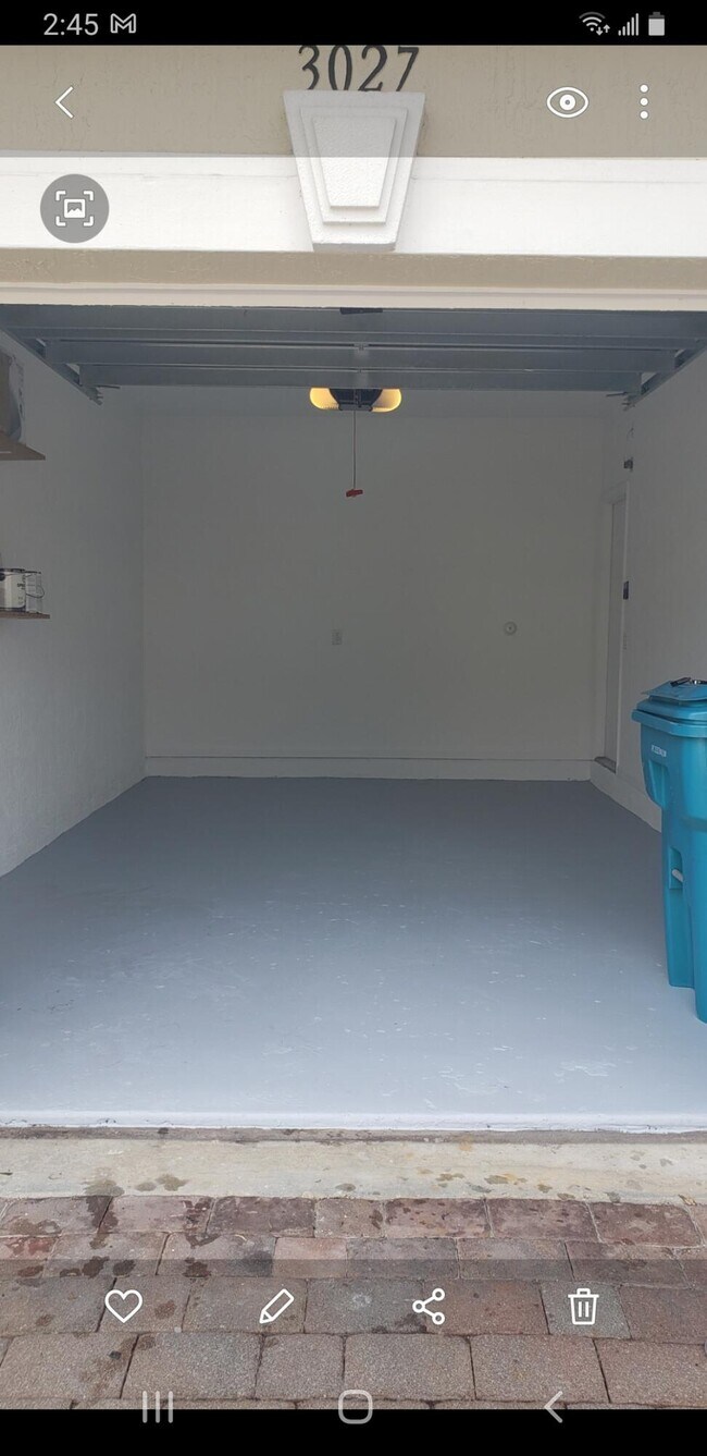 Building Photo - 3027 N Evergreen Cir