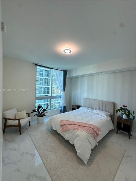 Building Photo - 300 S Biscayne Blvd