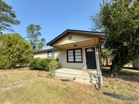 Building Photo - 2 Bed/1 Bath House