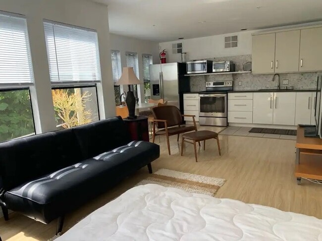 Building Photo - 28215 Via Acero St