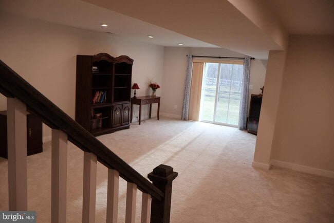 Building Photo - 659 Thomas Penn Dr