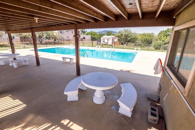 Building Photo - Cozy Condo! 2 Bedroom, 1 Bath, Washer & Dryer and Jacuzzi included!