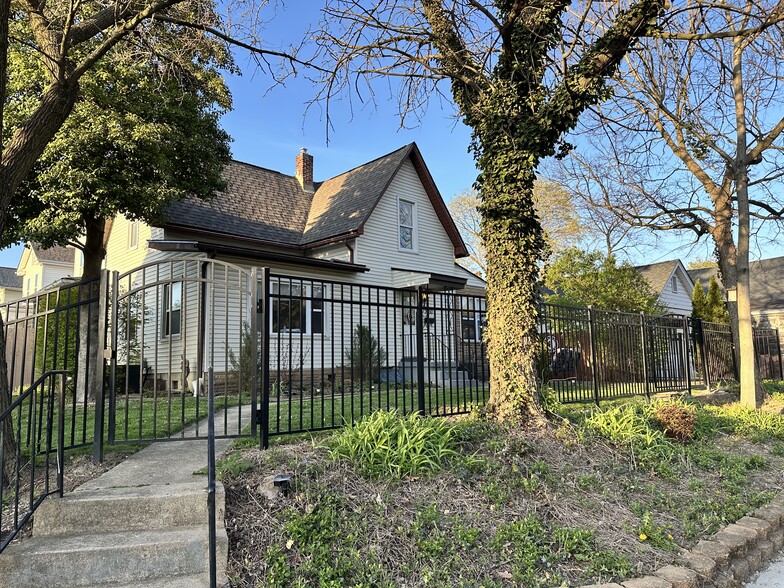 Building Photo - 2350 Indiana Ave