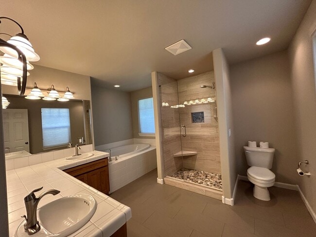 Building Photo - Well Maintained 3 Bedroom / 2 Bathroom Hom...