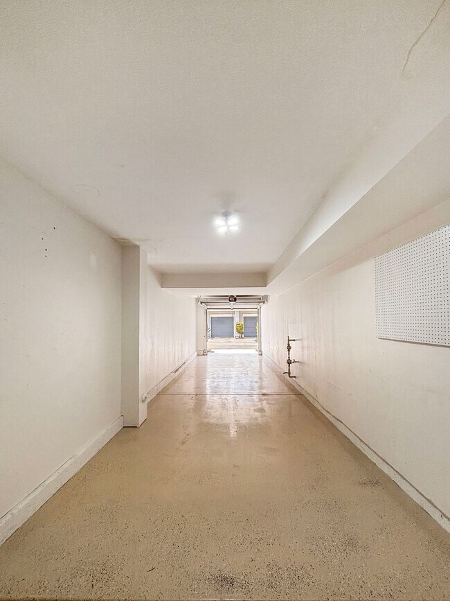 Building Photo - SD: Bright 2BD/2.5BA Townhome in Point Loma with Fireplace, Private Balcony & Tandem Garage