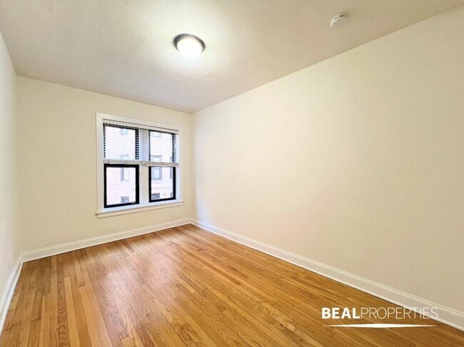 Building Photo - 1 bedroom in CHICAGO IL 60613