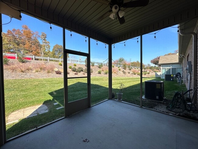 Building Photo - Townhome in a great location!