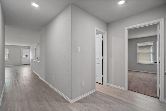 Building Photo - 542 Blue Stem Rd