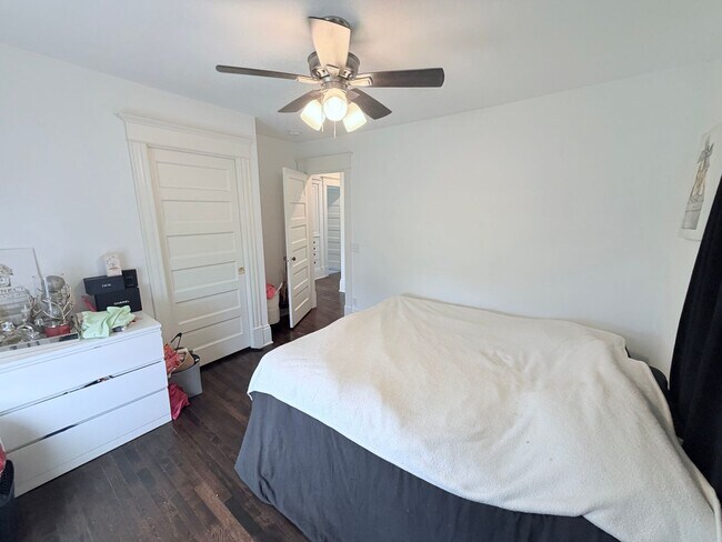 Building Photo - Gorgeous 3 Bedroom with Modern Upgrades!!