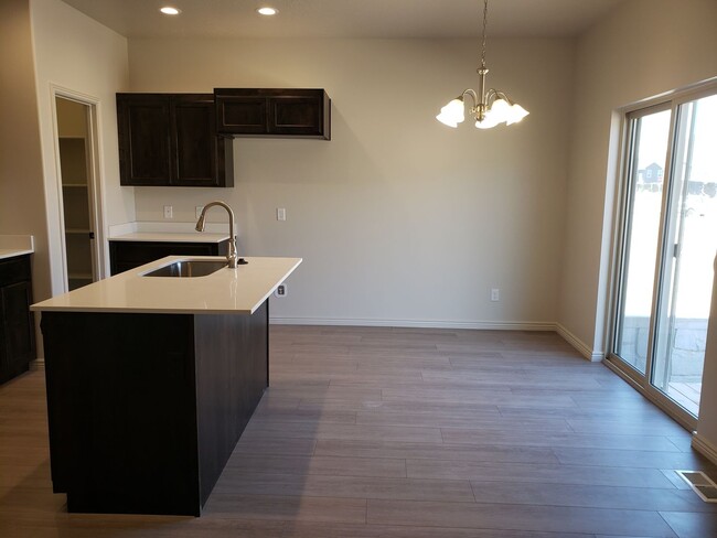 Building Photo - Spacious Spanish Fork Townhome