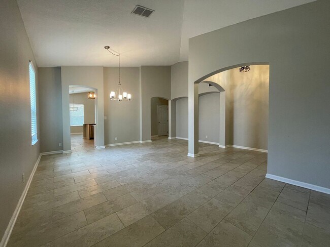 Building Photo - Beautiful Spacious Home in Deland