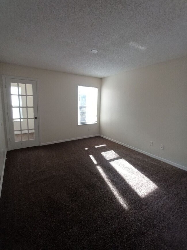 Building Photo - V1113