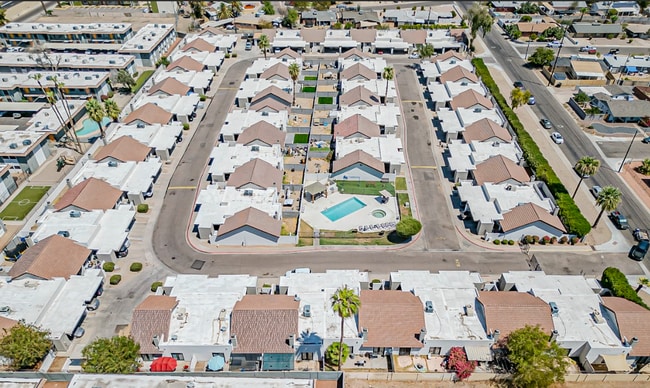 Building Photo - Beautifully remodeled 3bed/2ba Townhome - Ask about our Move-in Specials