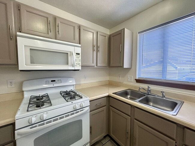 Building Photo - Two Bedroom Home in Southwest Grand Rapids