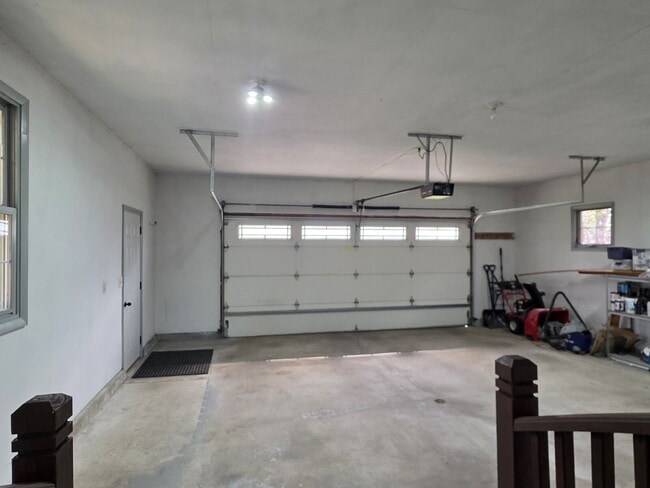 Building Photo - Multi generational Home New London