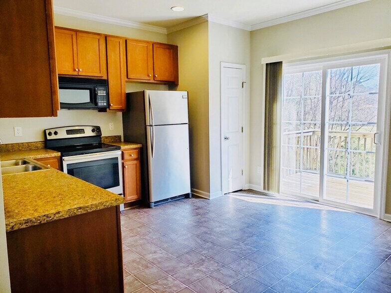 Building Photo - 651 Ganyard Farm Way