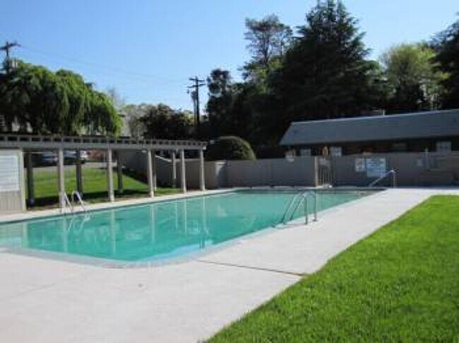 Building Photo - 3822J Country Club Rd