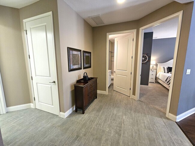 Building Photo - Seasonal Short-Term 2 Bedroom, 2.5 Bath Multi-Level Condo with Balcony and Patio located on Venic...