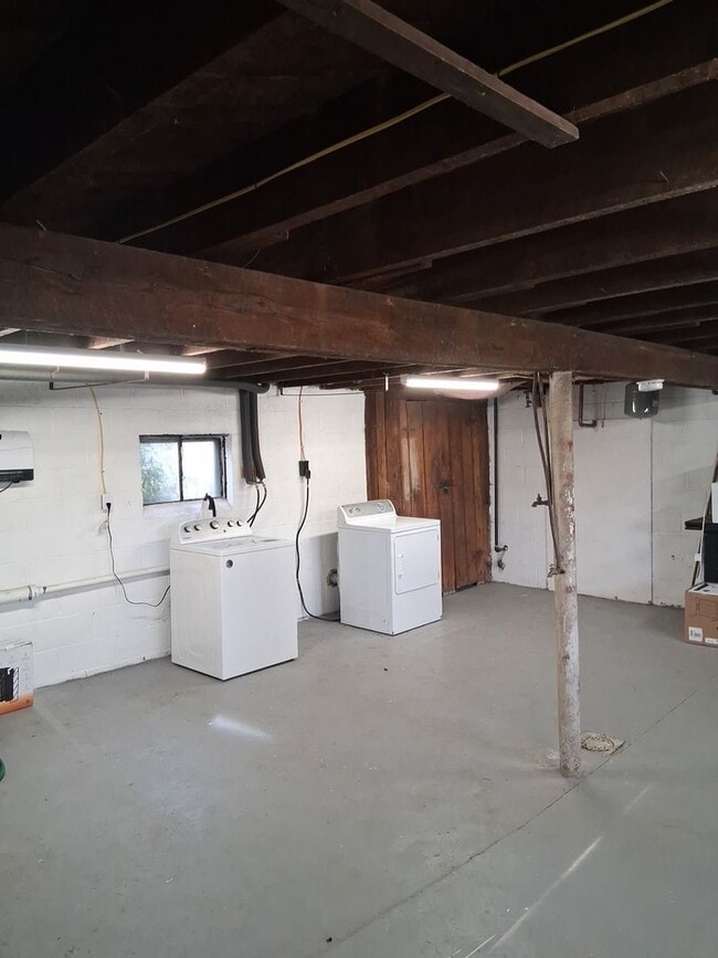 Building Photo - 1BR//1 B  Single Family Home  Mapleside Ne...