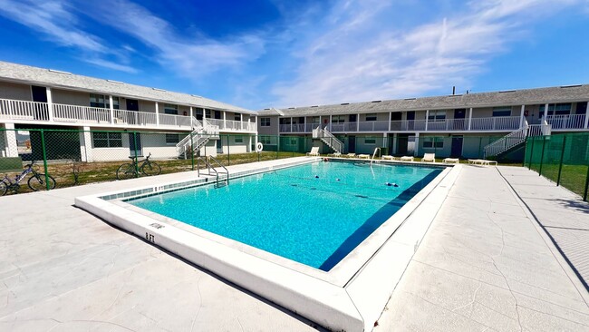 Building Photo - Fresh Paint, New Floors, 2/1 Available NOW