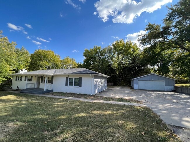 Primary Photo - 4 Bed 3 Bath Large lot by Milford lake. Al...