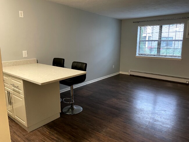 Building Photo - 10 Kenmar Dr