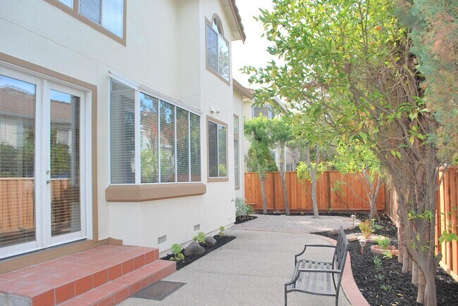 Building Photo - Updated Detached Home in Gated Fleur Du Mo...