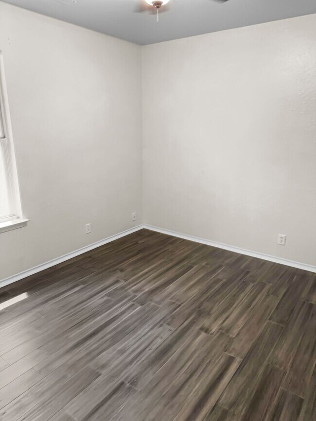 Building Photo - Immediate Move In Available