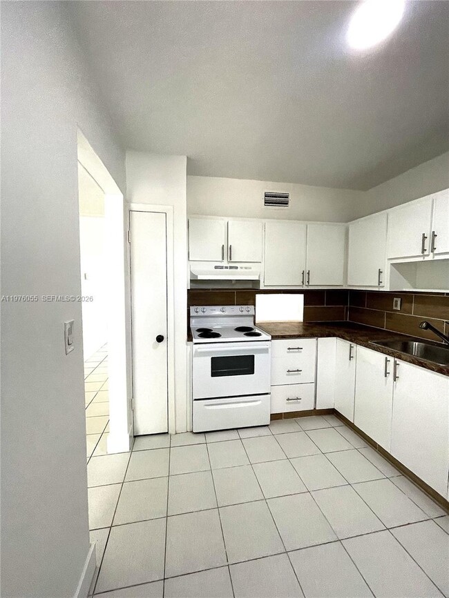 Building Photo - 19255 NE 2nd Ave