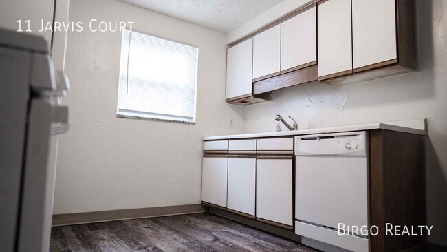 Building Photo - Move in special! First month free rent!