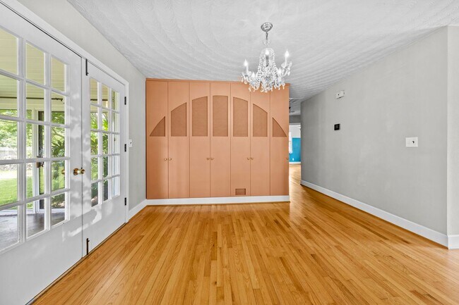 Building Photo - 3 Bedroom, Meticulously Maintained Updated...
