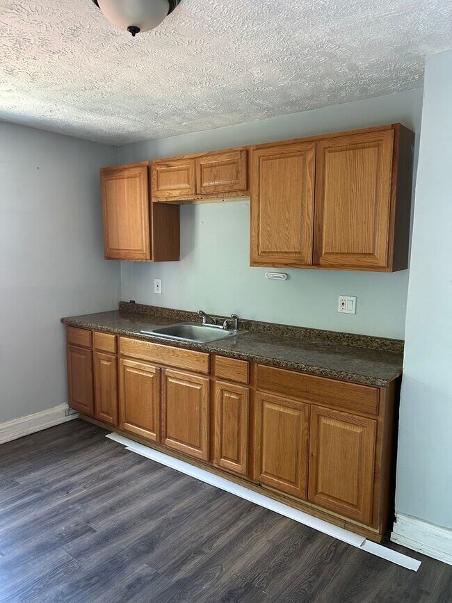 Building Photo - 9505 Sladden Ave