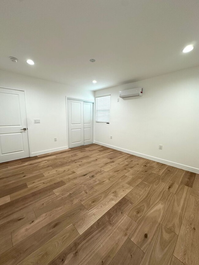 Building Photo - Fully Remodeled 2 Bedroom Home with Large ...