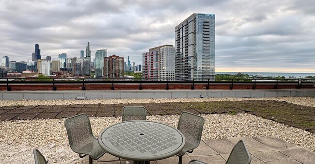 Building Photo - 320 E 21st St