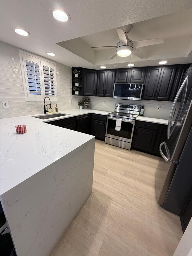 Building Photo - 4303 E Cactus Rd
