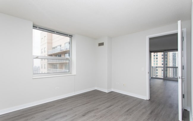 Building Photo - 544 N State St