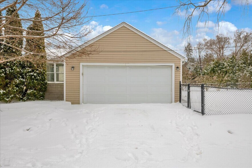 Building Photo - 2299 W Lincoln St