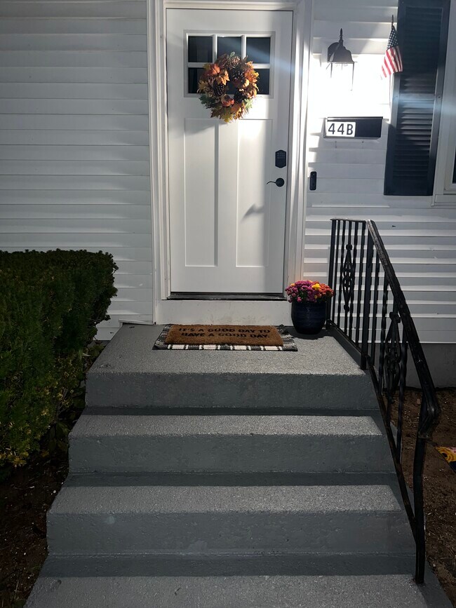 Unit B Entrance - 44 Maple Ave